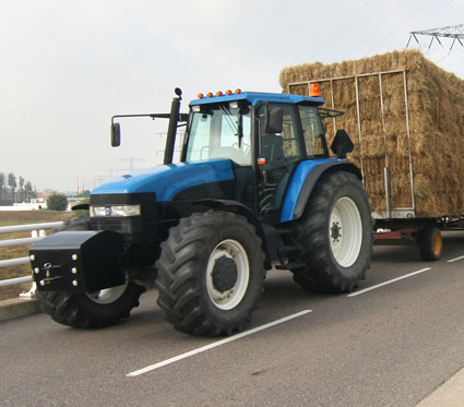 tractor en carretera con carga en chile