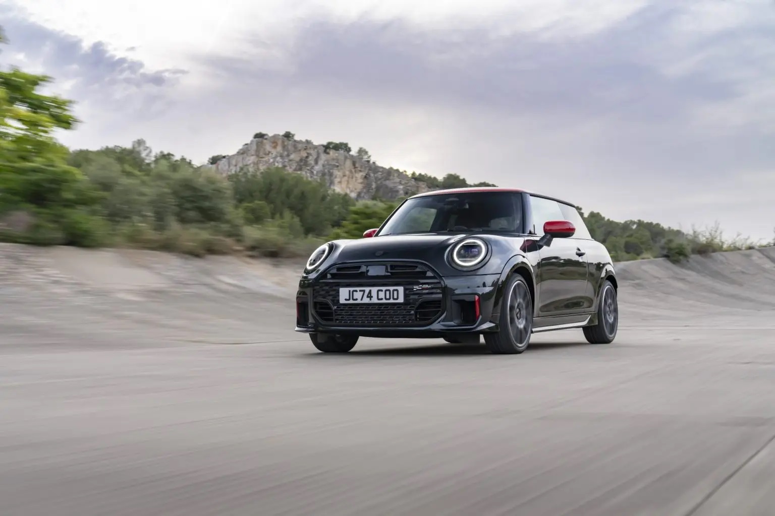 MINI presenta sus dos nuevas variantes John Cooper Works para el conductor más exigente